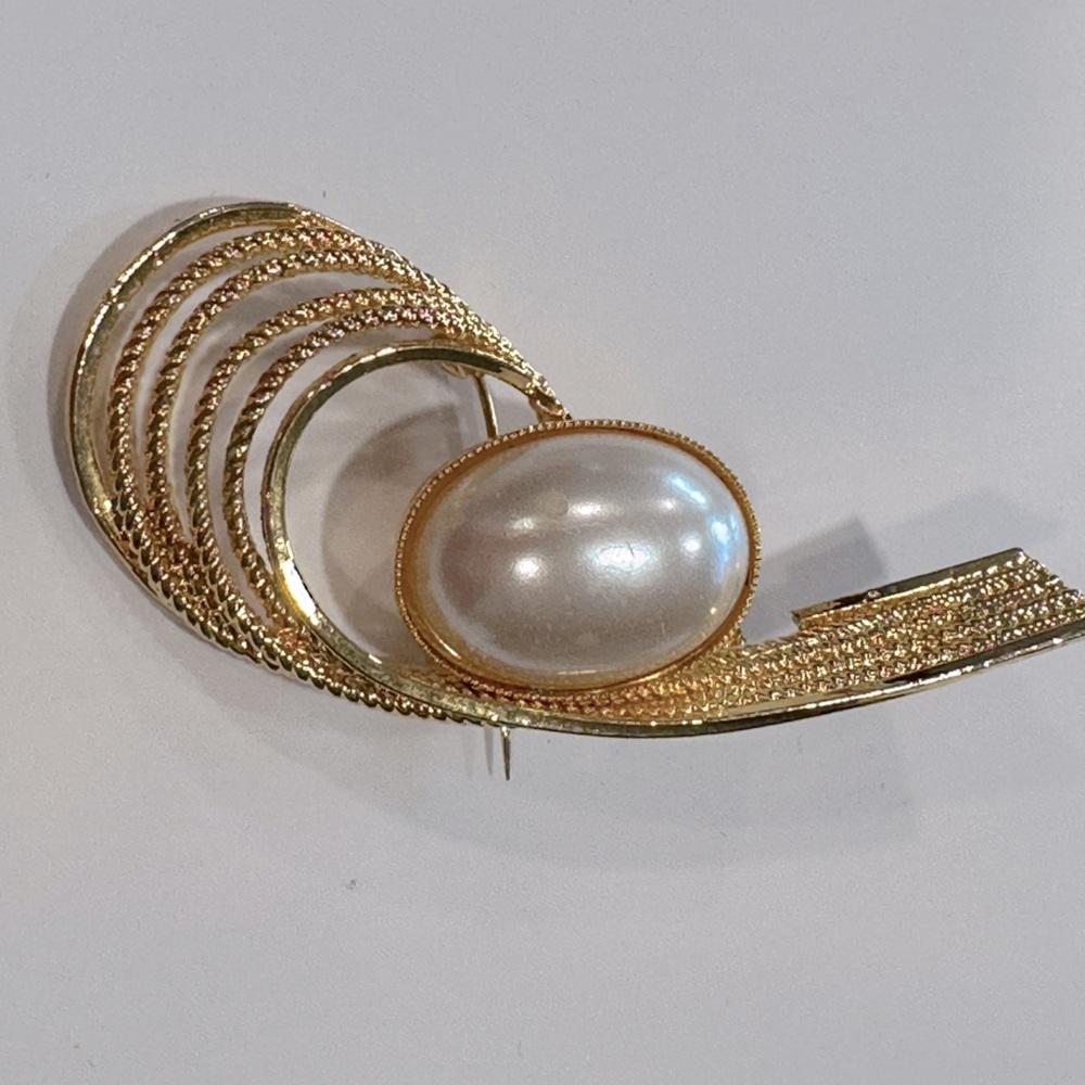 Vintage gold tone brooch with faux pearl ✨